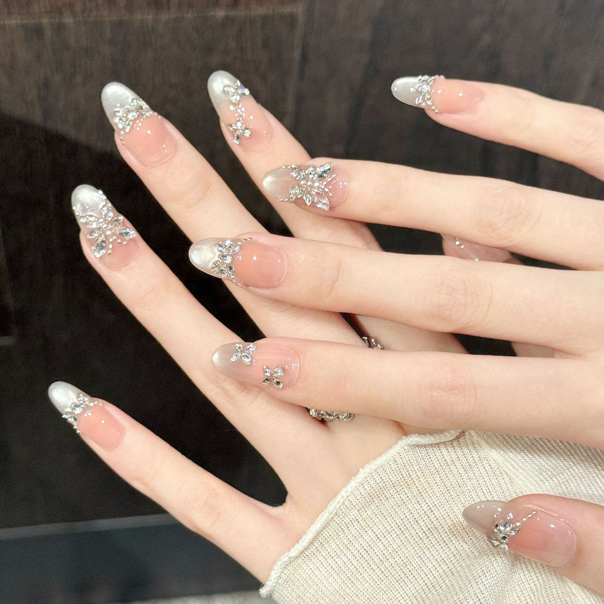 Miren Thalyn | Medium Oval Press‑on Nails