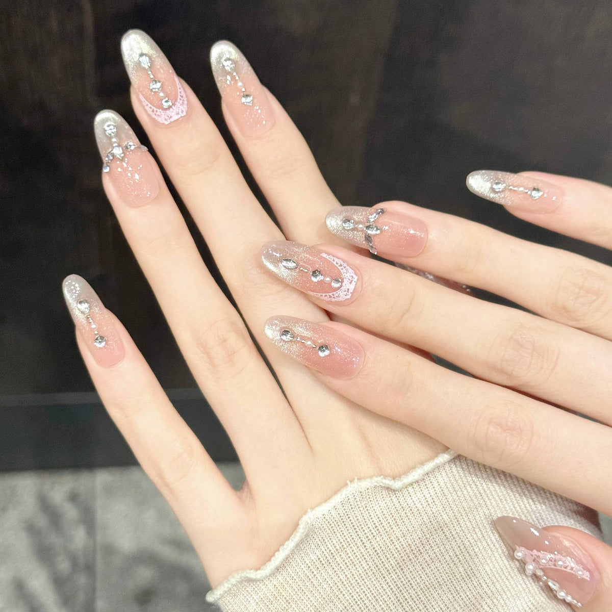 Elowen Thal | Medium Oval Press‑on Nails