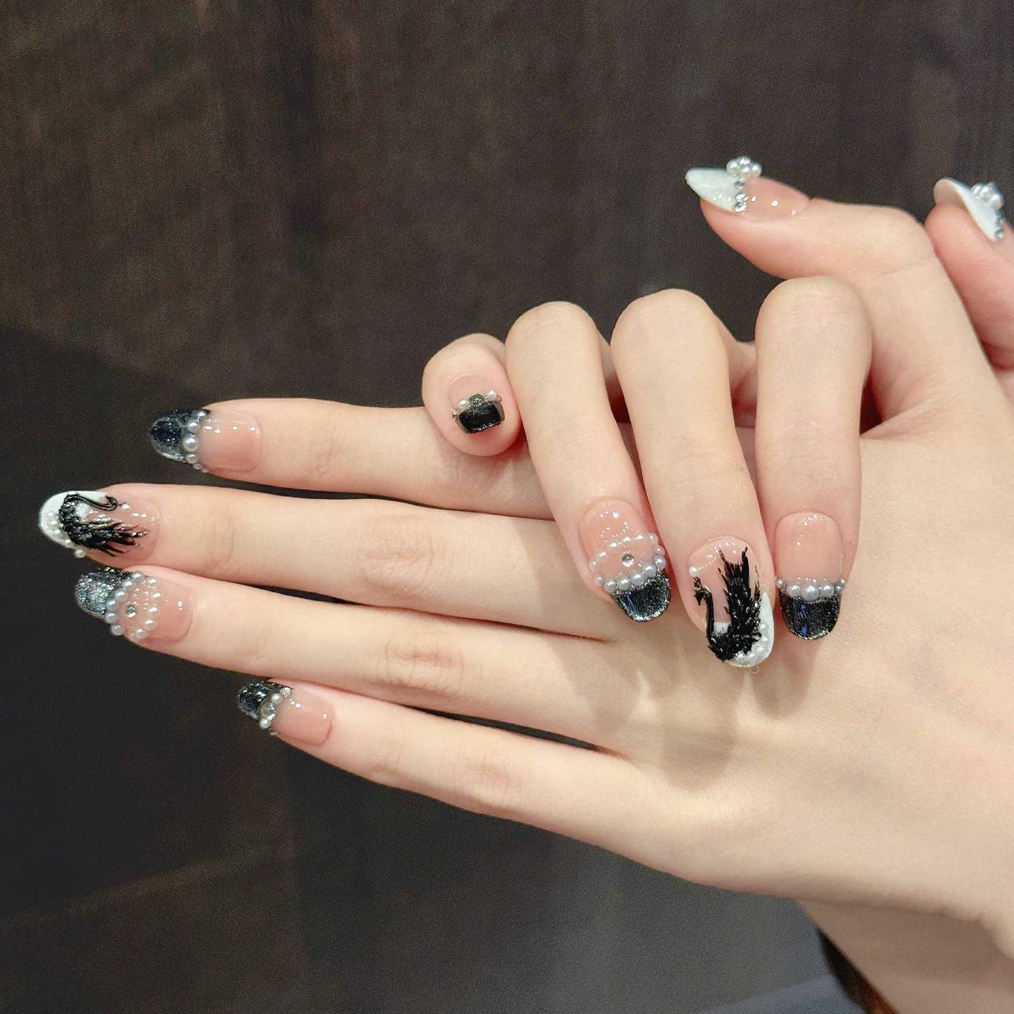 Noir Swan | Short Oval Press‑on Nails