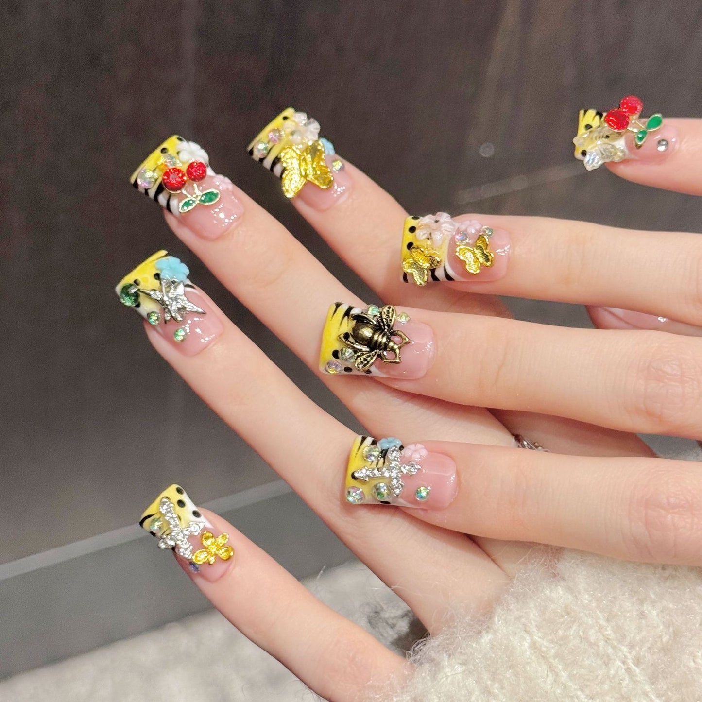 Golden Bee Glow | Short Duck Press‑on Nails