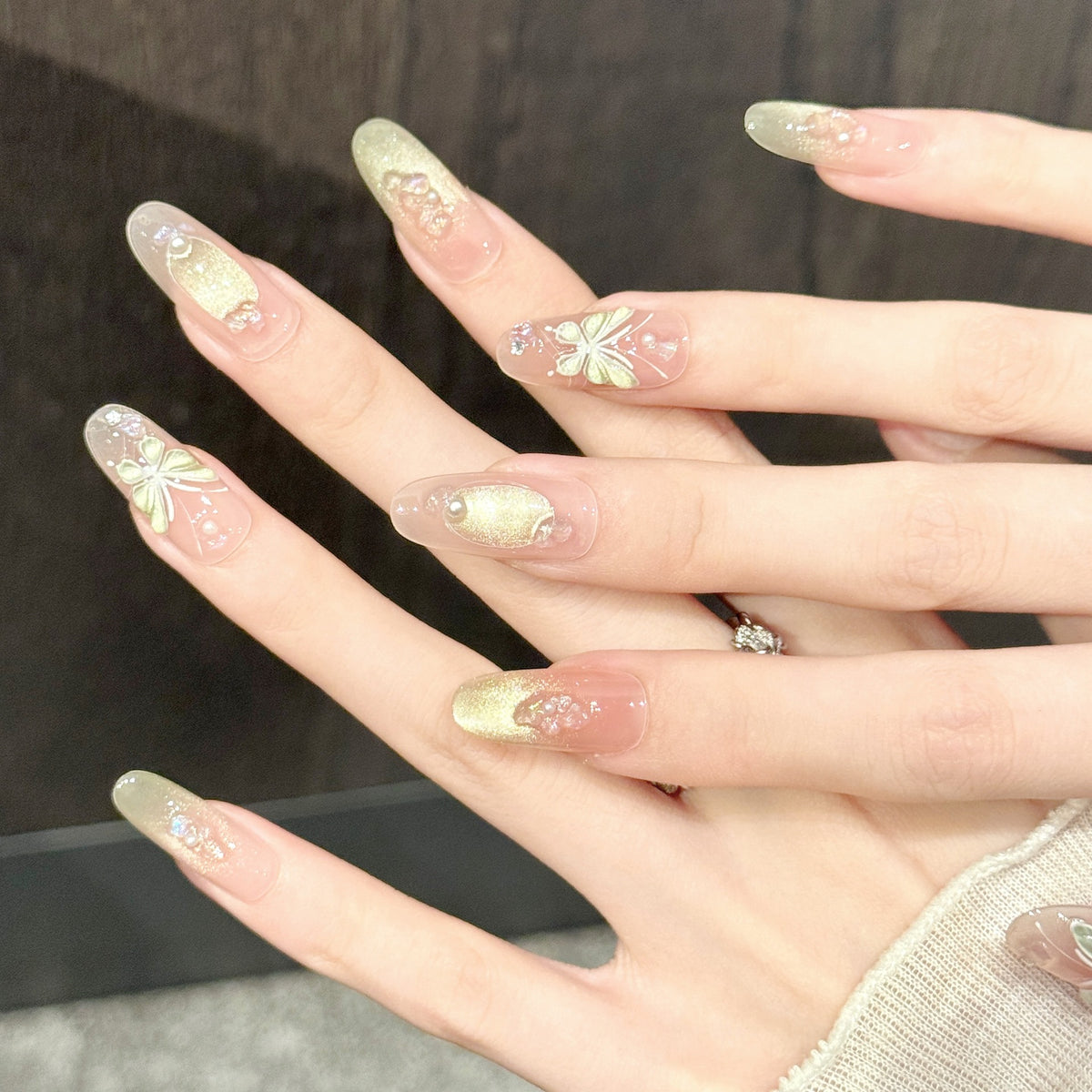 Elthyn Viora | Medium Oval Press‑on Nails
