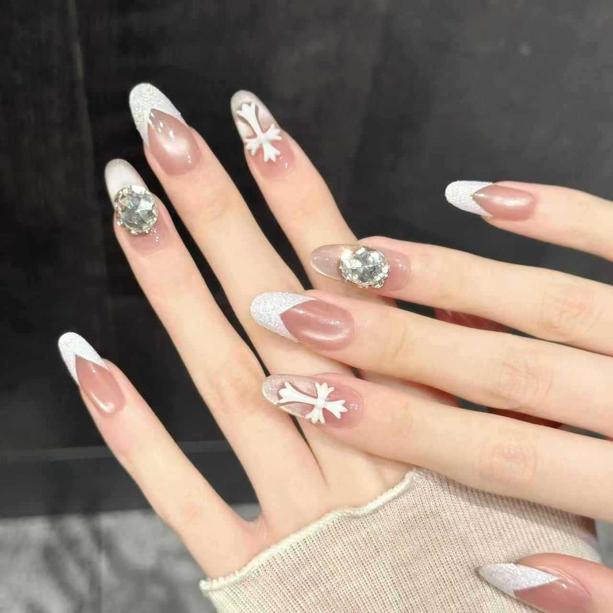 Liora Kyn | Medium Oval Press‑on Nails