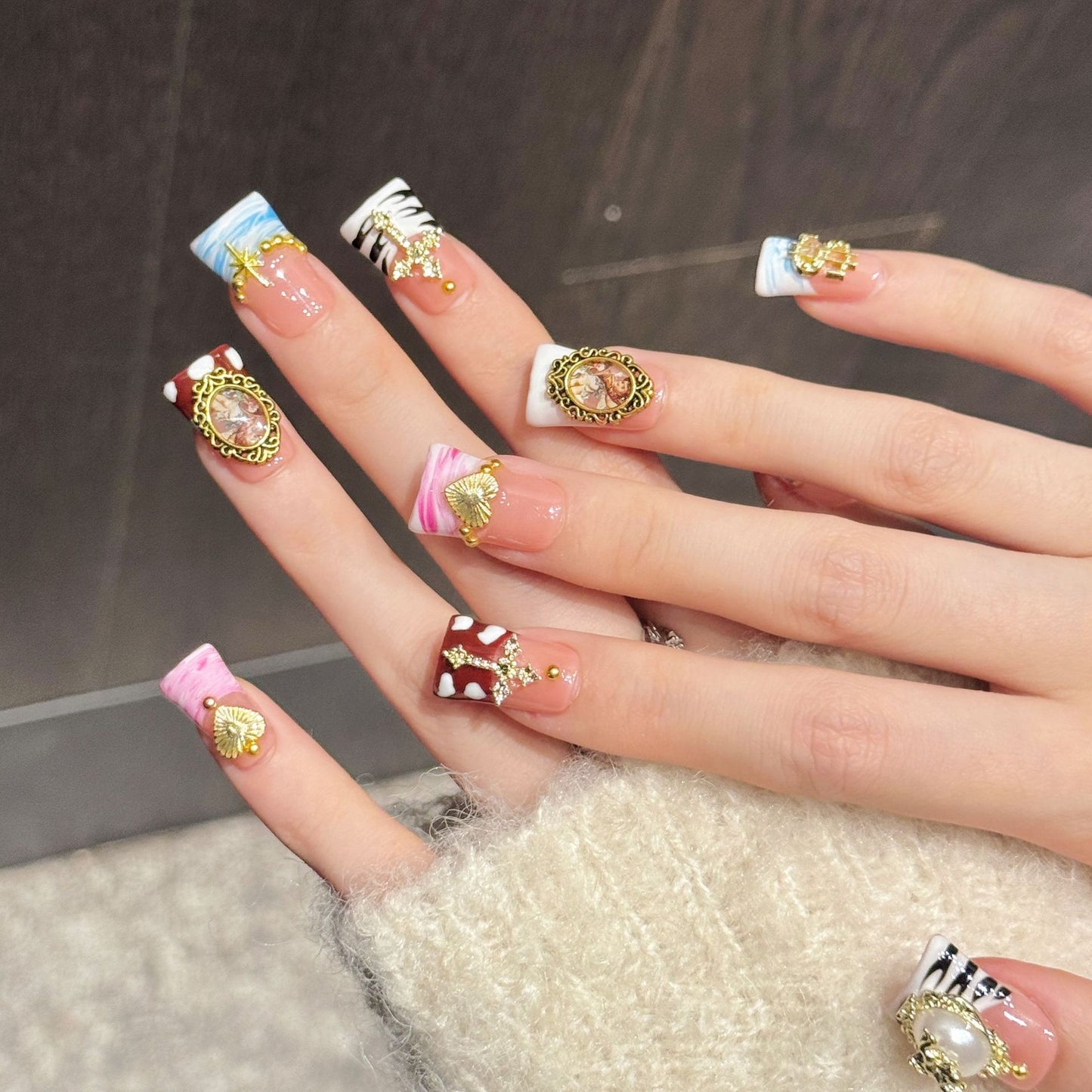 Vintage Gilded Crest | Short Duck Press‑on Nails