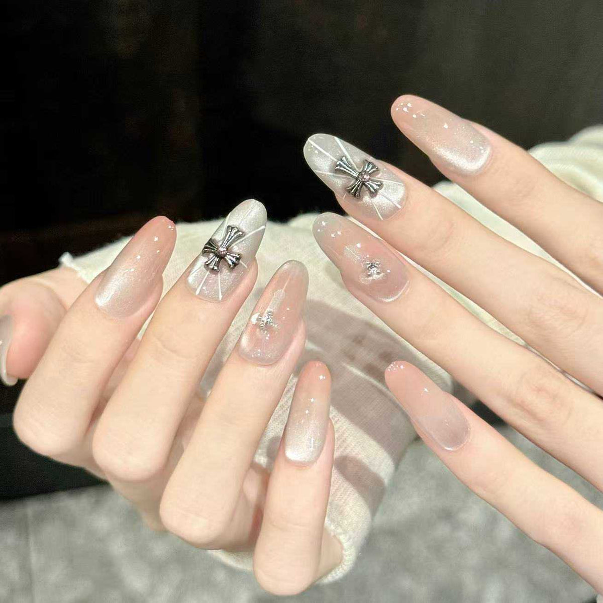 Veyren Mythis | Medium Oval Press‑on Nails