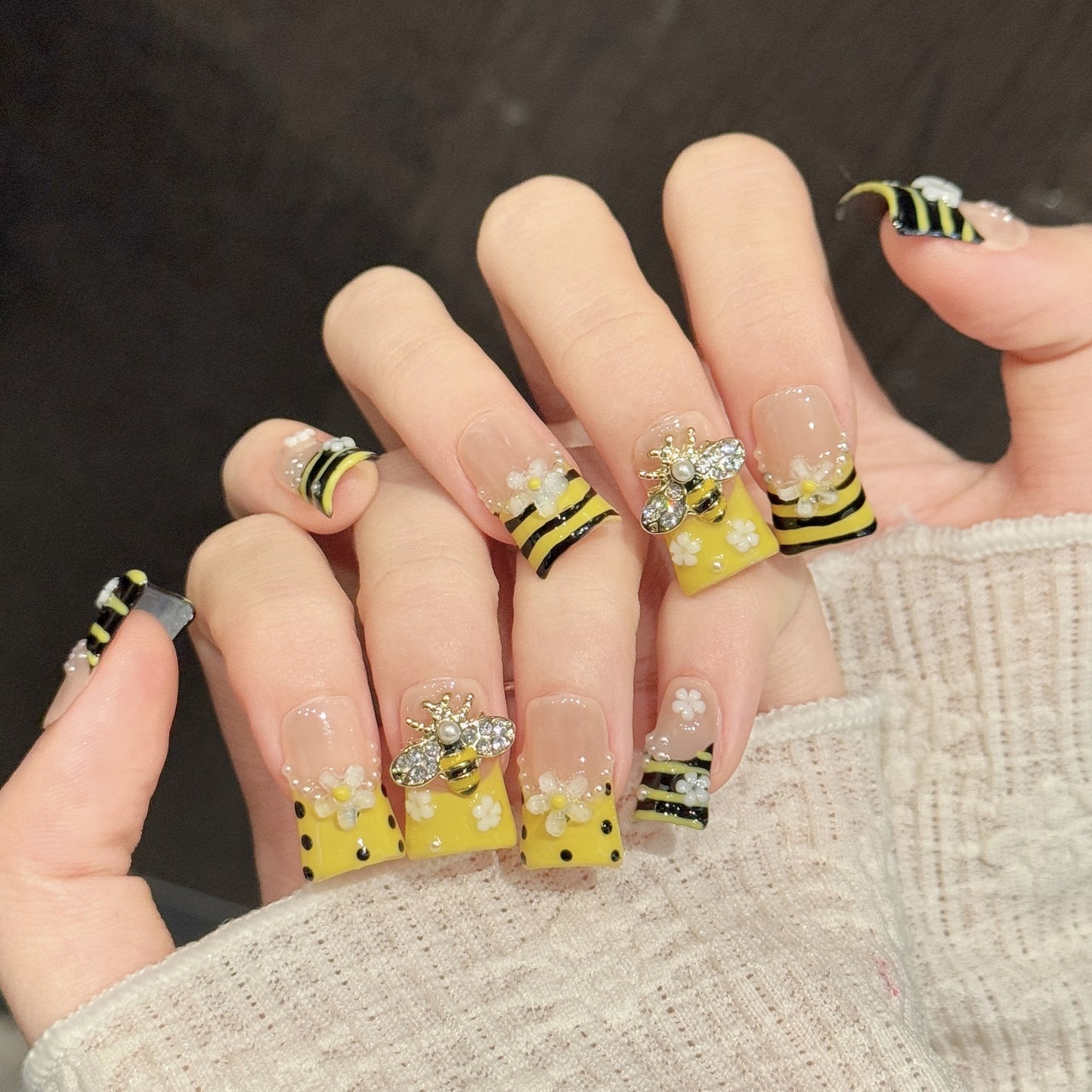 Honey Bee Bloom | Short Duck Press‑on Nails