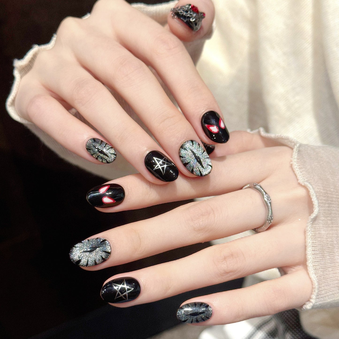 Web Noir | Short Oval Press‑on Nails