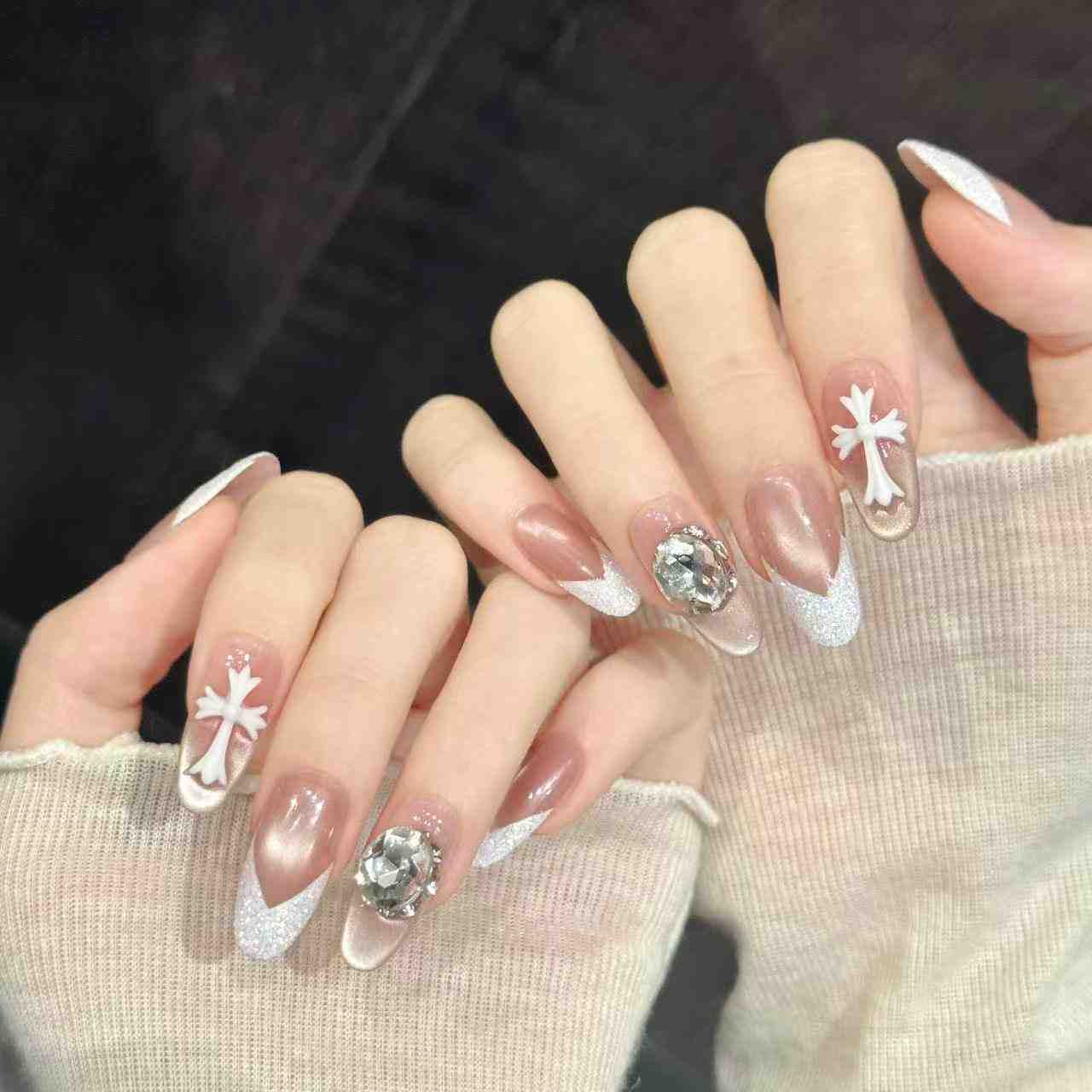 Liora Kyn | Medium Oval Press‑on Nails