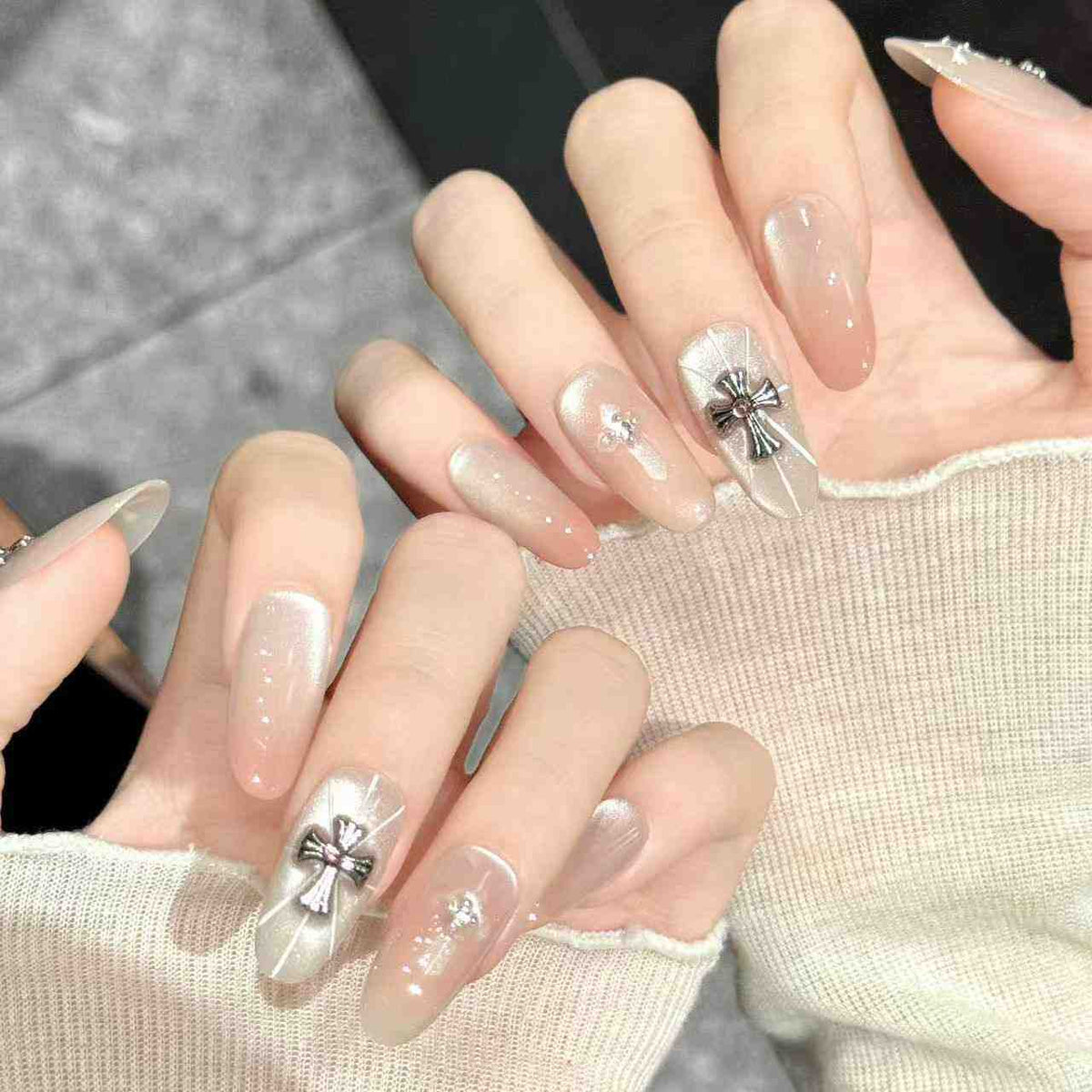 Veyren Mythis | Medium Oval Press‑on Nails
