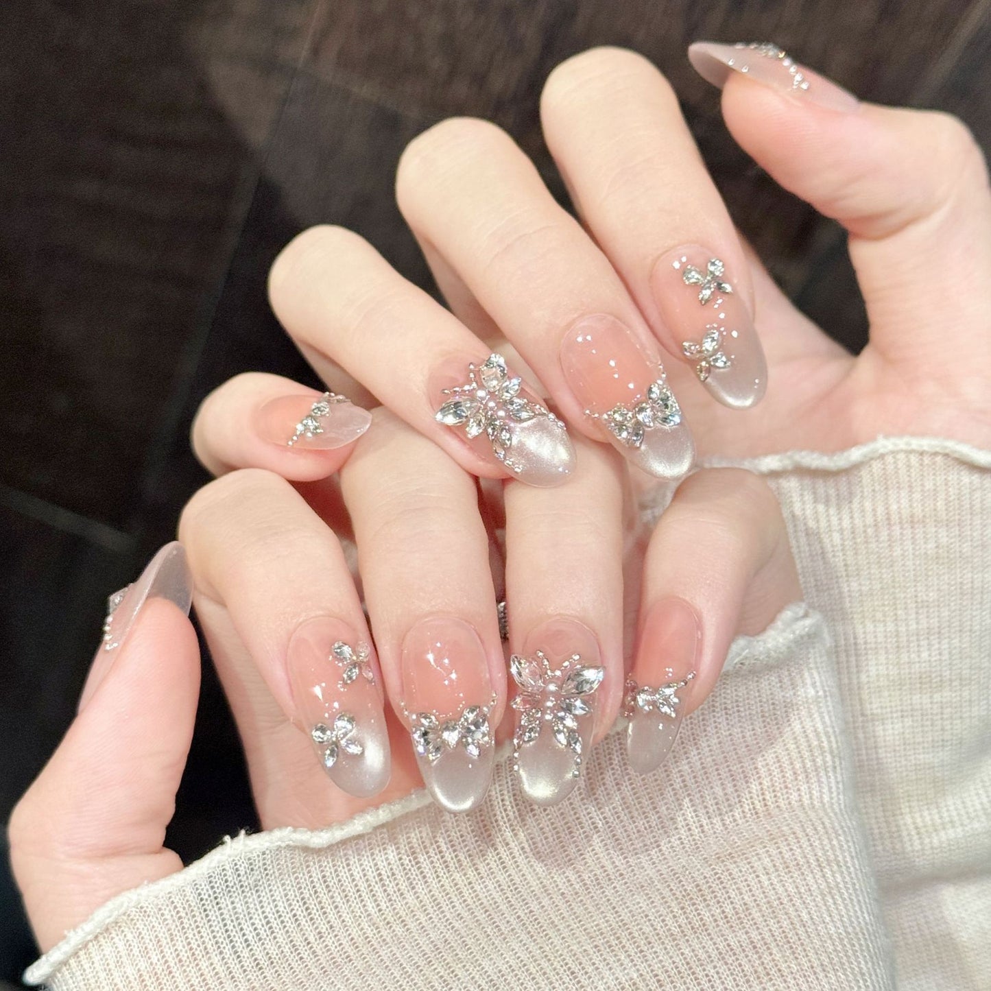Miren Thalyn | Medium Oval Press‑on Nails