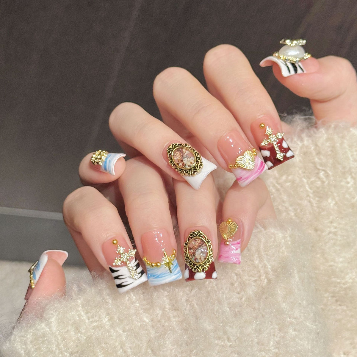 Vintage Gilded Crest | Short Duck Press‑on Nails