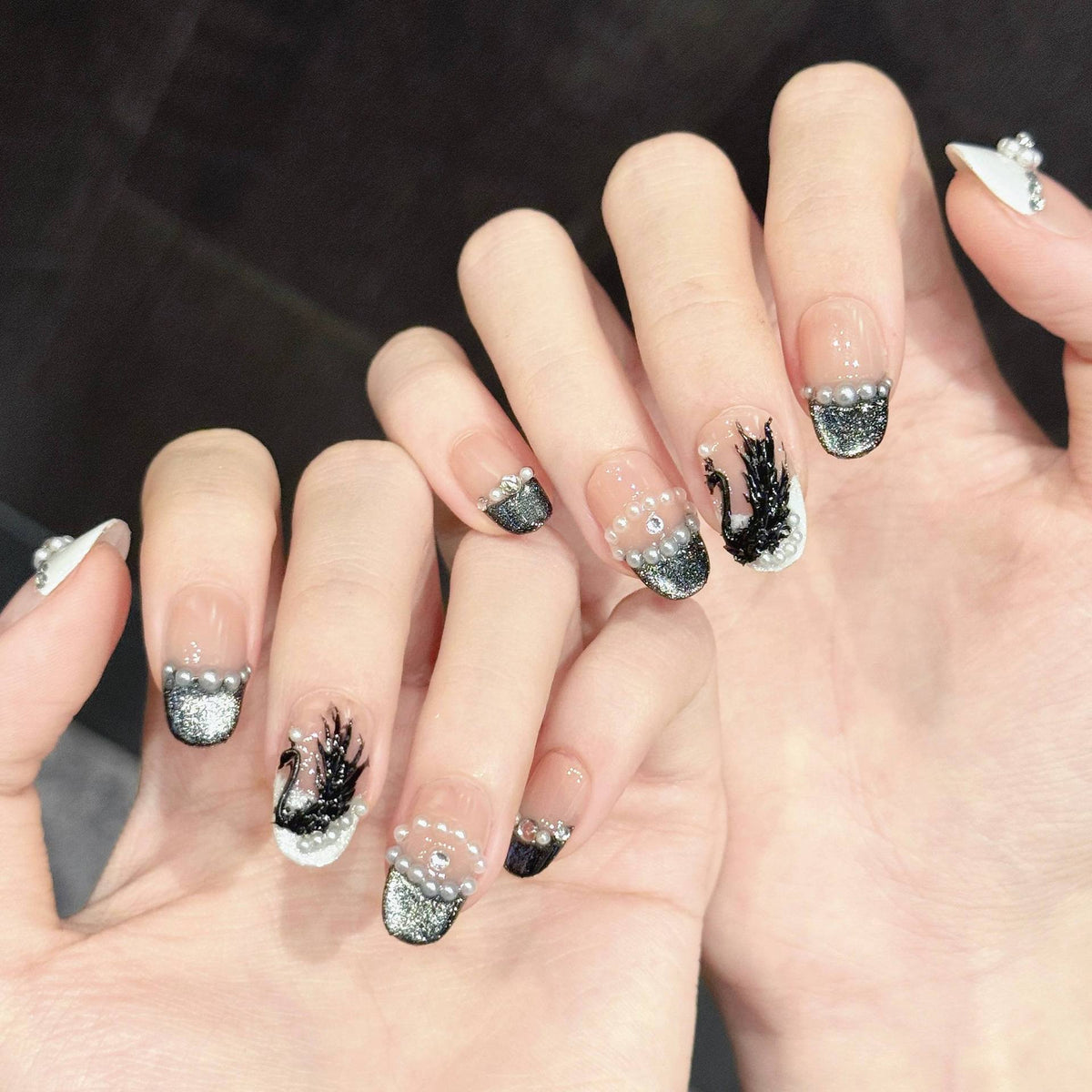 Noir Swan | Short Oval Press‑on Nails