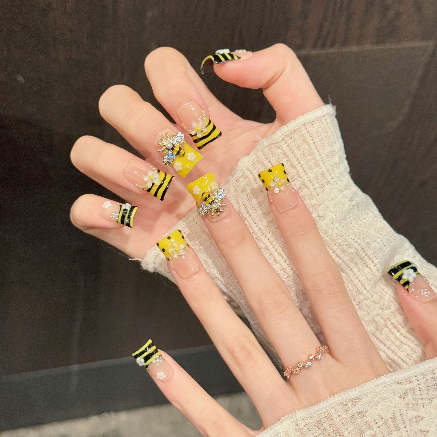 Honey Bee Bloom | Short Duck Press‑on Nails