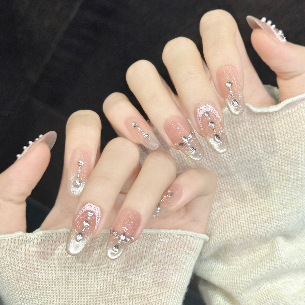 Elowen Thal | Medium Oval Press‑on Nails